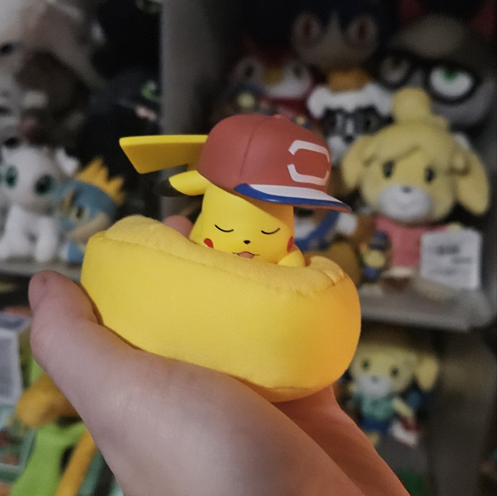 Pokémon - Sleeping Pikachu with Hat Toy Figure